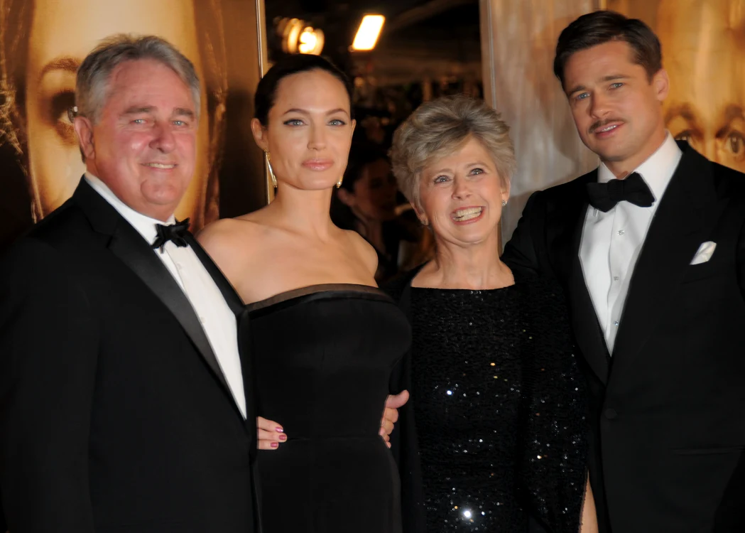 Brad Pitt și Angelina Jolie alături de părinții actorului, William Alvin Pitt și Jane Pitt, în 2008, Profimedia jpg