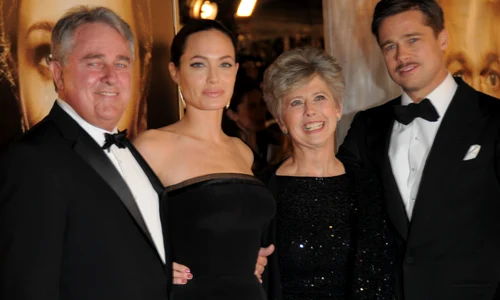 Brad Pitt și Angelina Jolie alături de părinții actorului, William Alvin Pitt și Jane Pitt, în 2008, Profimedia jpg