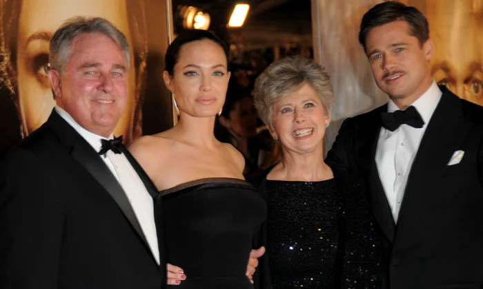 Brad Pitt și Angelina Jolie alături de părinții actorului, William Alvin Pitt și Jane Pitt, în 2008, Profimedia jpg