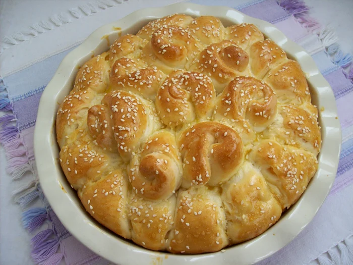 
    Pâine pufoasă cu unt şi lapte  