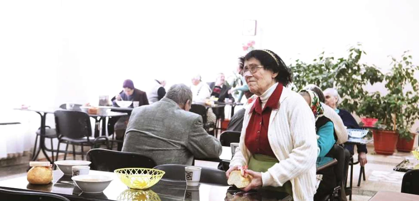 De Crăciun, pensionarii de la azilul de la Schinoasa au avut parte de un meniu „dietetic“. Foto: Dumitru Goncear