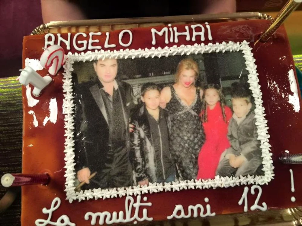 Invitaţii nu s-au putut abţine să nu fotografieze torturile speciale
