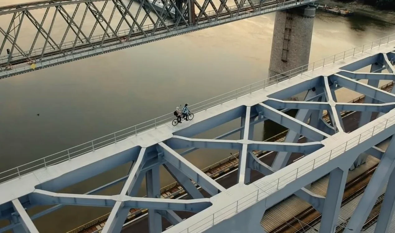 Cu bicicleta tandem pe structura podului de la Cernavodă FOTO captură video