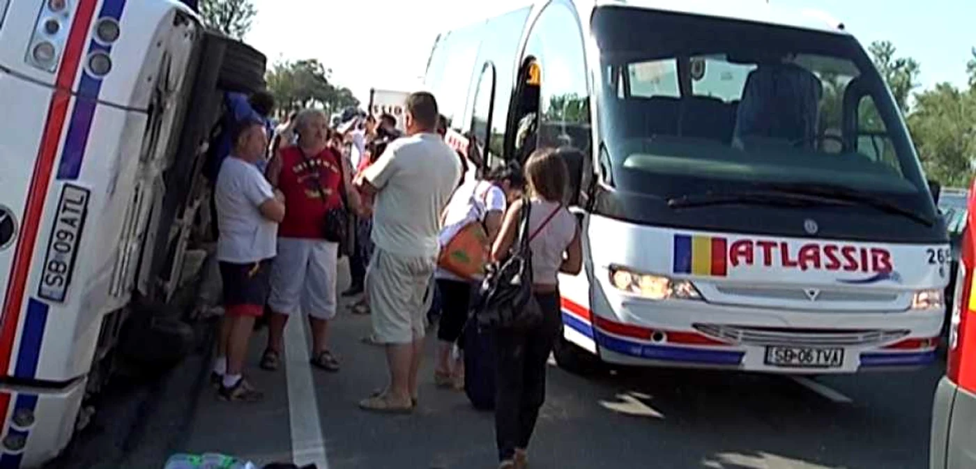 Autocarul răsturnat în partea dreapta, iar remorca în stânga  FOTO: Adevărul