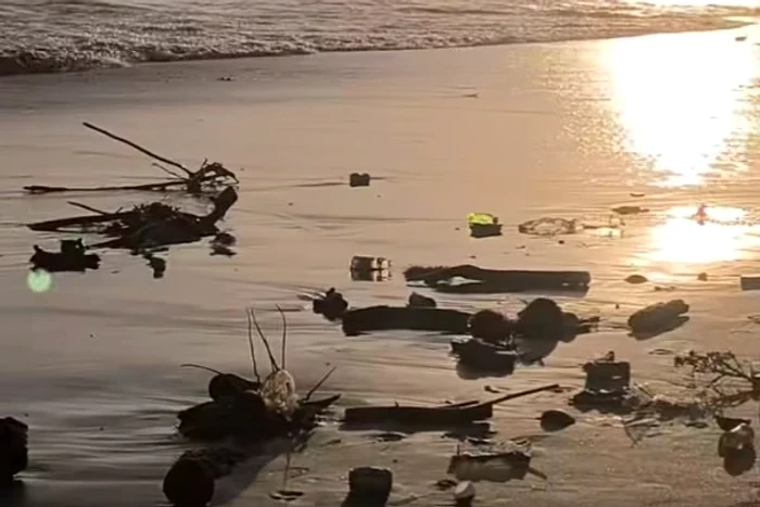 Plajele din Bali sunt pline de gunoaie FOTO: Captură video