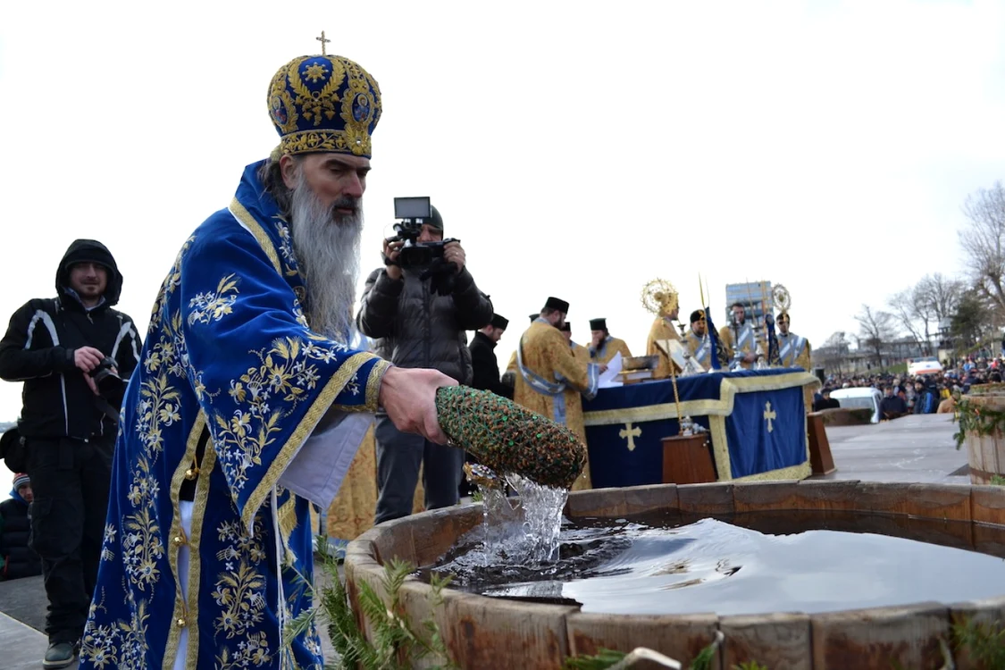 Arhiepiscopul Teodosie sfinţind apa de Bobotează Foto arhivă