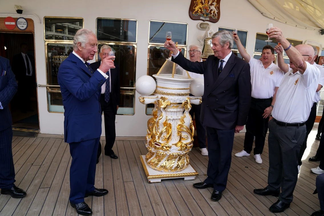 Regele Charles, năpădit de amintiri la bordul iahtului regal Britannia