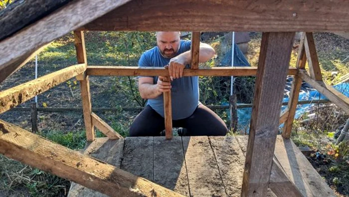 Bursucu’ face de toate, de la apicultură la tâmplărie