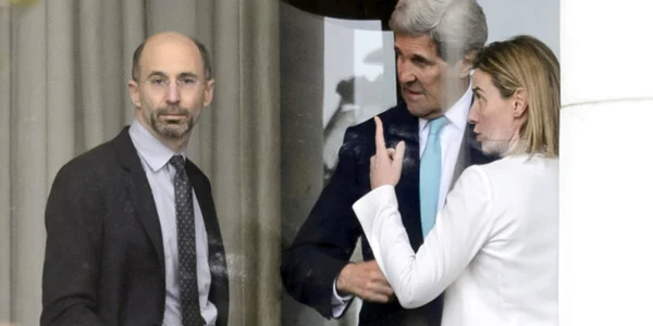 Robert Malley alaturi de dostul secretar de Stat John Kerry şi de fosta sefa a diplomatiei europene Federica Mogherini FOTO EPA-EFE