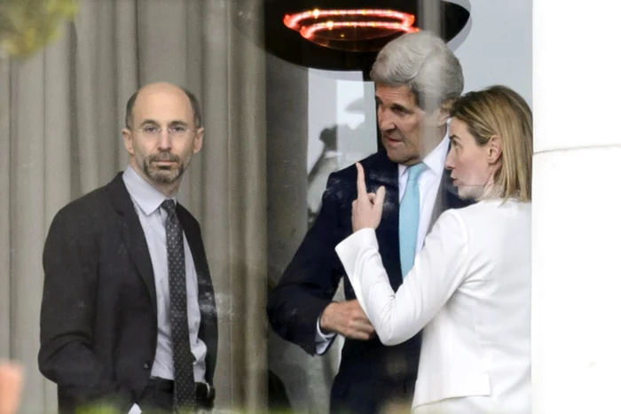 Robert Malley alaturi de dostul secretar de Stat John Kerry şi de fosta sefa a diplomatiei europene Federica Mogherini FOTO EPA-EFE