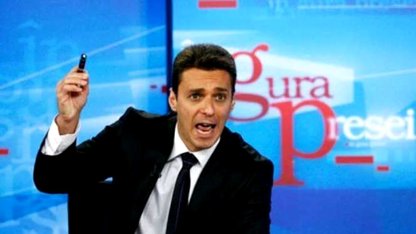 Mircea Badea a fost făcut KO în timpul meciului de sâmbătăFoto: Antena3