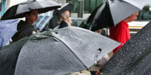 Moldovenii nu trebuie sa iasa din casa fara umbrelă în weekend