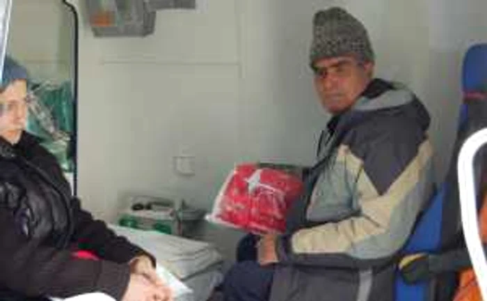 Alexandru Căldărescu a aşteptat două ore să fie dus de ambulanţă acasă.