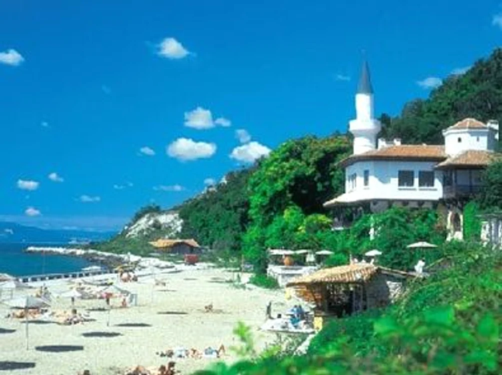 
    Turiştii pot vizita numeroase obiective turistice în Balcic  