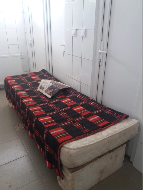 Paznicii au pat chiar lângă budă