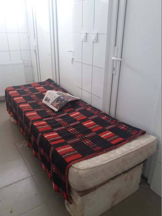 Paznicii au pat chiar lângă budă