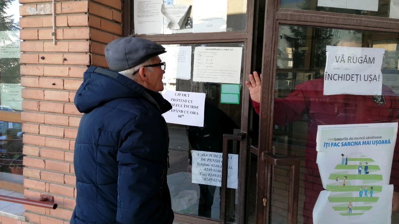 Pesnionarii au aflat că ghișeele sunt închise FOTO: Alian Mitran
