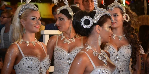 Constanţa - Fetele de la Carnavalul Mamaia sunt gata de defilare pe carele alegorice Foto fpeople.ro