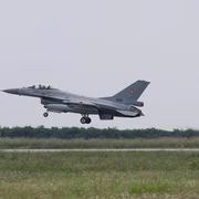 Exercițiu demonstrativ de executare a unei misiuni de Poliție Aeriană cu aeronave F-16 Fighting Falcon ale Forțelor Aeriene Române, la baza Aeriană 86 Borcea, județul Ialomița. FOTO Inquam Photos / Octav Ganea