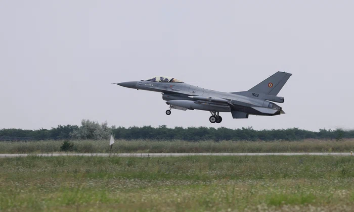 Exercițiu demonstrativ de executare a unei misiuni de Poliție Aeriană cu aeronave F-16 Fighting Falcon ale Forțelor Aeriene Române, la baza Aeriană 86 Borcea, județul Ialomița. FOTO Inquam Photos / Octav Ganea