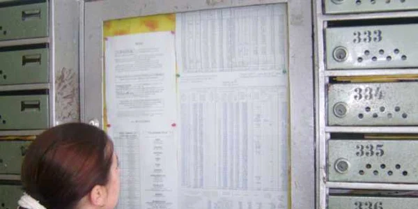 Chiriaşii se uită nedumeriţi la avizierul în care, pe lângă persoanele care locuiesc în realitate mai sunt trecute şi altele