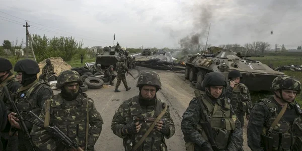 Ucraina - Soldaţi ucraineni stau de pază la un punct de control de lângă Slaviansk FOTO Reuters