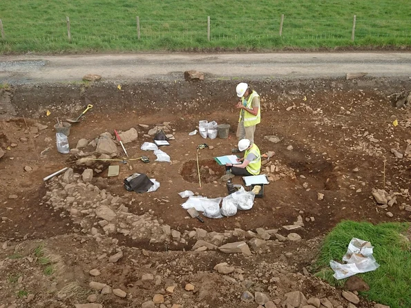 Mormânt neobișnuit descoperit în Scoția (© GUARD Archaeology Ltd)