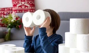 Un copil se joacă cu hârtie igienică FOTO Shutterstock 