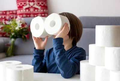 Un copil se joacă cu hârtie igienică FOTO Shutterstock
