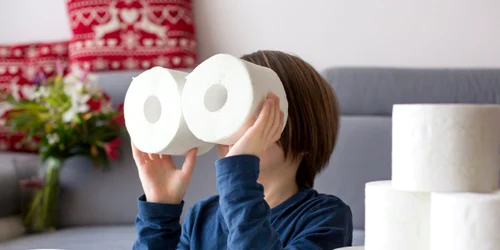 Un copil se joacă cu hârtie igienică FOTO Shutterstock 