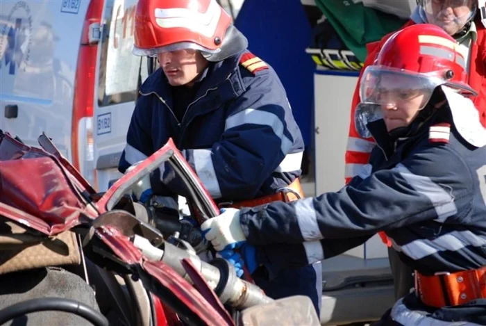 Descarcerarea, printre echipajele care intervin la accidentul de pe DN 7 / E 81 Vâlcea Foto generică Arhiva Adevărul