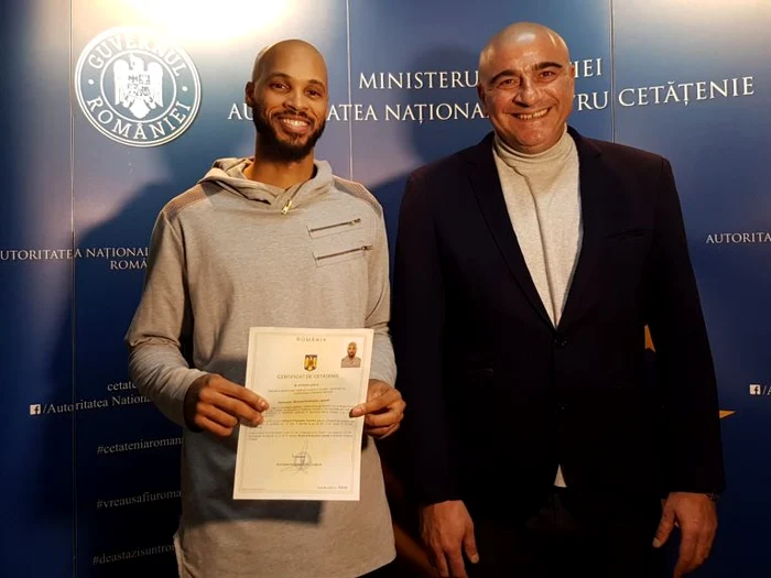 Kris Richard, alături de Horia Păun, la primirea cetățeniei române