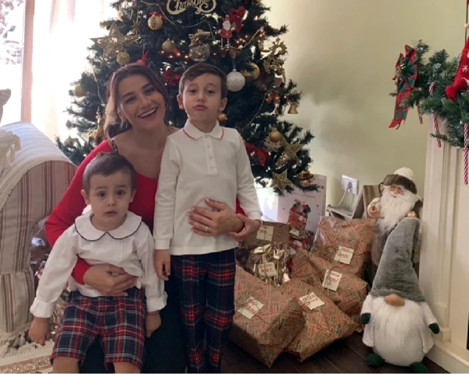Claudia, alături de cei doi băieți ai săi 