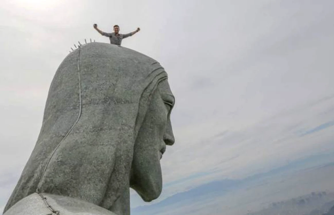 
    Lee Thompson, a escaladat celebra statuie din Brazilia  