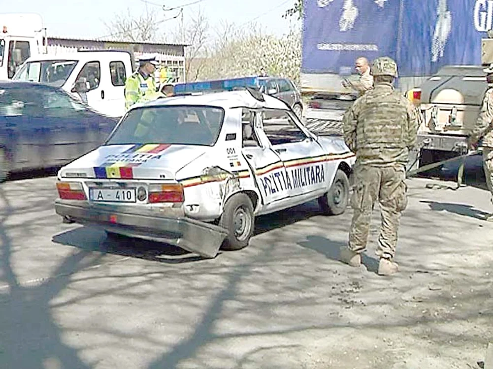 Maşina Poliţiei Militare Române a fost avariată serios