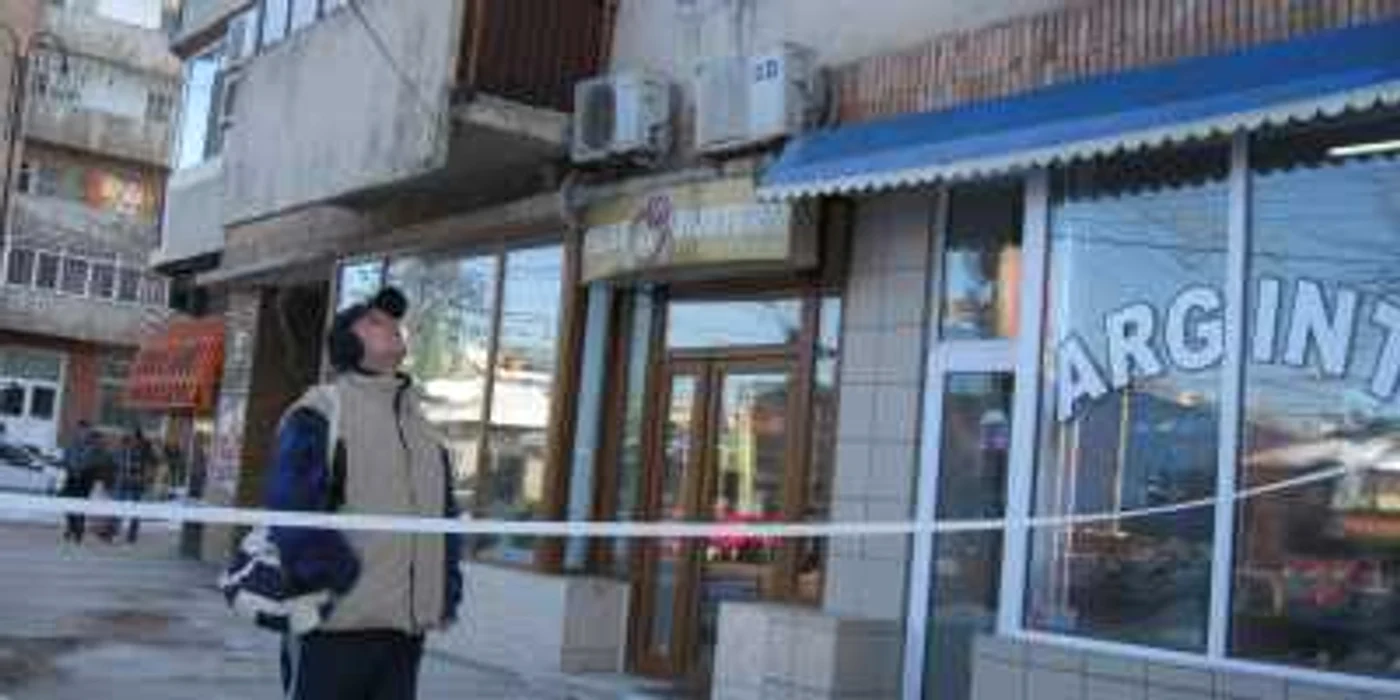 Trotuarul de pe Bulevardul Independenţei a fost împrejmuit