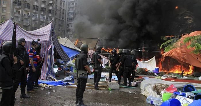 Miercuri, în zori, forţele armate au intervenit pentru a dărâma taberele protestatarilor. FOTO: Reuters