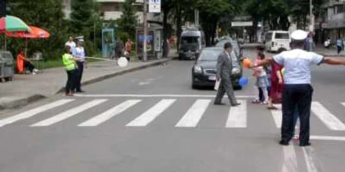 Atenţie brăileni: învăţaţi-vă copiii să traverseze corect!
