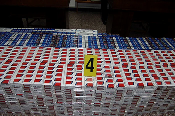 
    Ţigările erau ascunse în două sicrie  