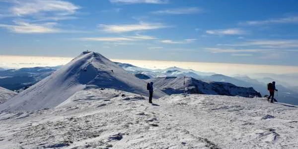 bucegi iarna varful omu vedere spre varful bucura dumbrava foto shutterstock