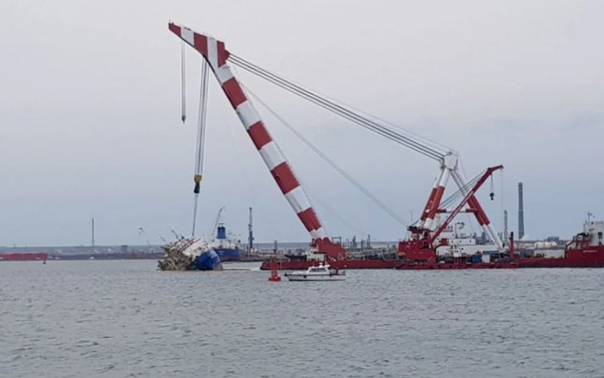 Macaraua plutitoare Neptun care a adus la chei nava cu oi este cea mai mare din România