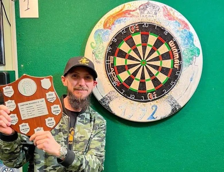 Un român a ajuns campion regional la darts în Italia, iar acum se antrenează pentru titlul național în aceeași țară