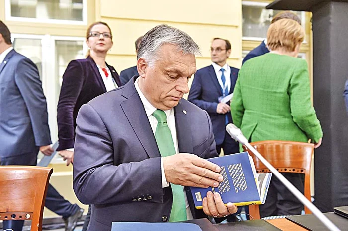 Viktor Orban, premierul ungar, s-a asortat cu sacoul verde al cancelarului  german
