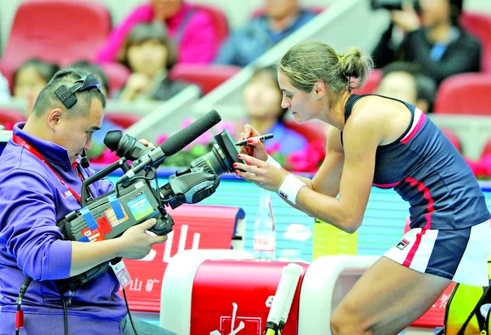Pentru calificarea  în finală, Monica va juca, astăzi, împotriva nemţoaicei  Andreea Petkovic (fotografii: AFP)