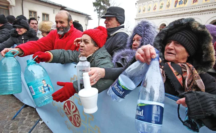 O parte din enoriași au vrut să primească agheasma mare fără să stea la coadă și au apelat la bunăvoința jandarmilorfoto: Florin Şuler
