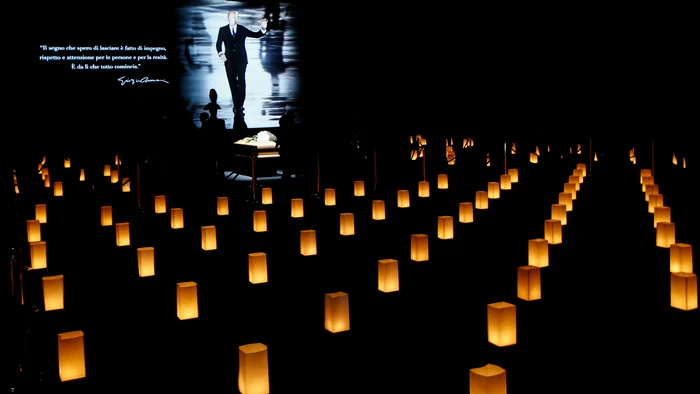 Sicriul cu trupul lui Giorgio Armani este depus în sala Teatrului Armani din Milano. Foto:Profimedia