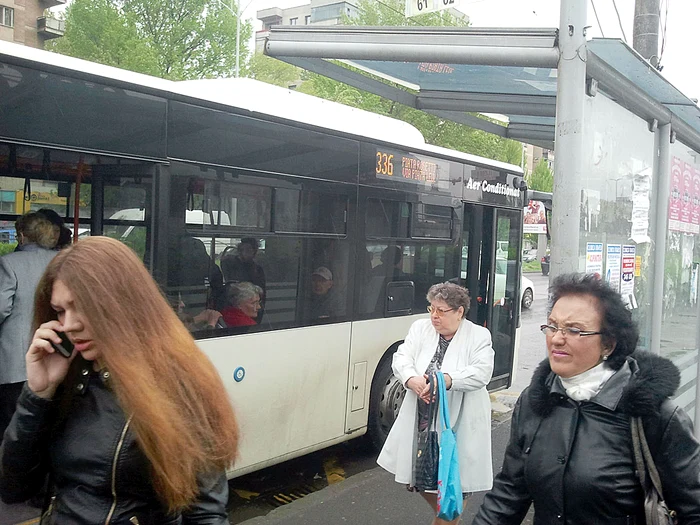 Autobuzele 336 circulă haotic. Fie întârzie 10-11 minute, fie vin câte două o dată