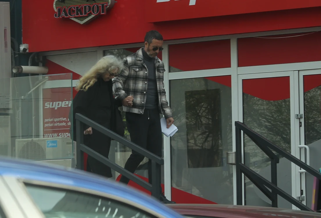 Mihai Stoica și-a ținut tot tipul mama de mână