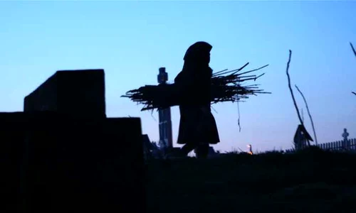 Oamenii aprind focuri în cimitire în Joia Mare  (arhivă Click!) jpeg