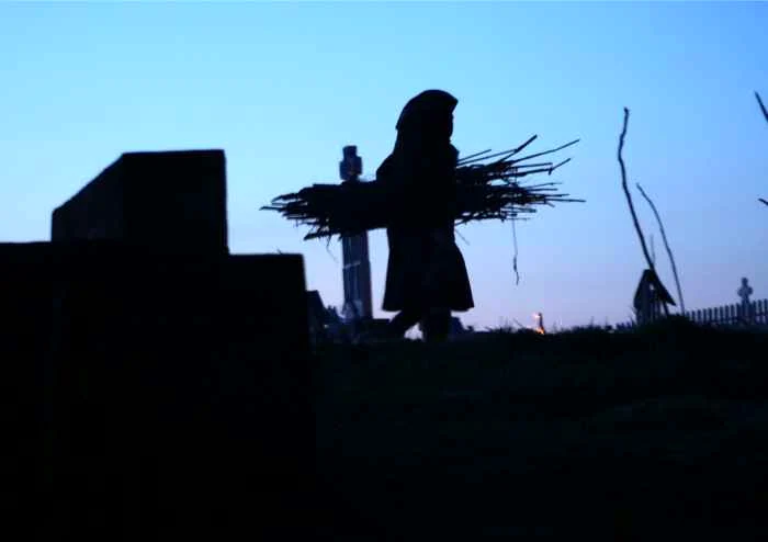 Oamenii aprind focuri în cimitire în Joia Mare. (arhivă Click!)